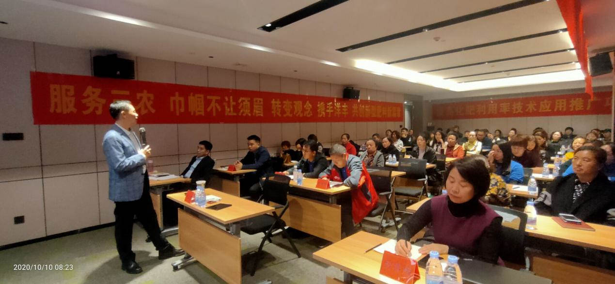 附件7：农资与市场主编冯卫东先生作报告.jpg