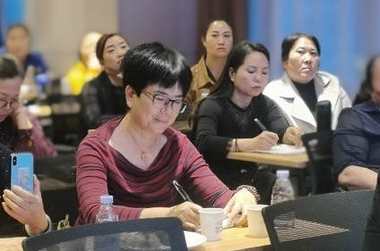 附件4：客户在认真的学习2.jpg