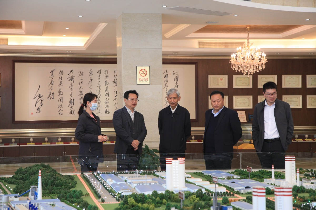 6听取新洋丰十大生产基地沙盘介绍(左三:杨朝飞、右二:王文战、左二:杨华锋.JPG 6听取新洋丰十大生产基地沙盘介绍(左三:杨朝飞、右二:王文战、左二:杨华锋.JPG