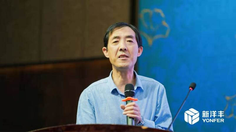 图片8农业农村部科学施肥专家组成员、河南农业大学教授叶优良作报告.jpg