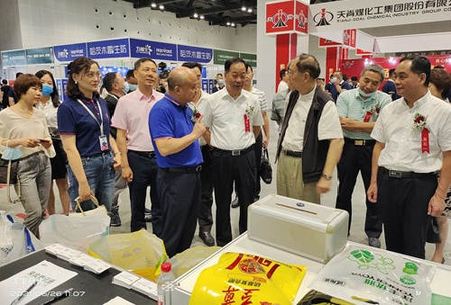 领导在洋房展台参观_副本.jpg