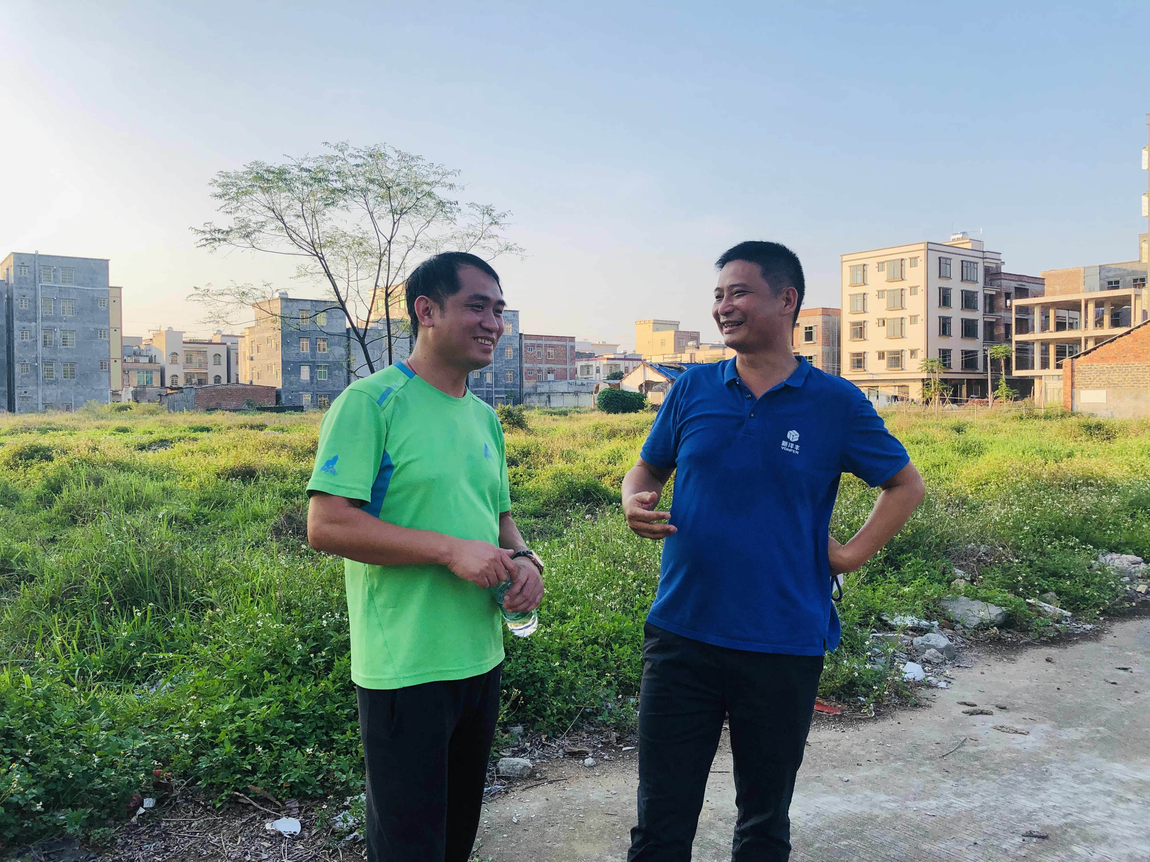 郑永宁与客户交流市场动向.jpg