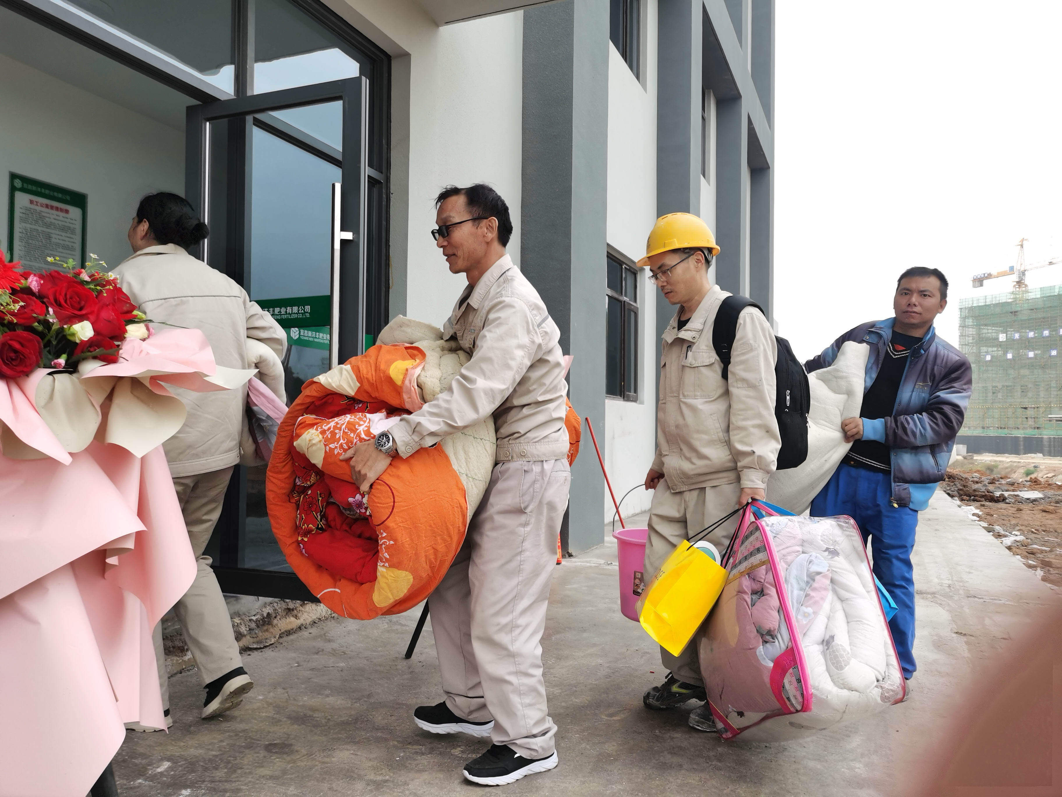 职工高兴地搬入新公寓.jpg