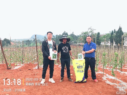 使用公司产品，工作人员与基地老板合影2.jpg