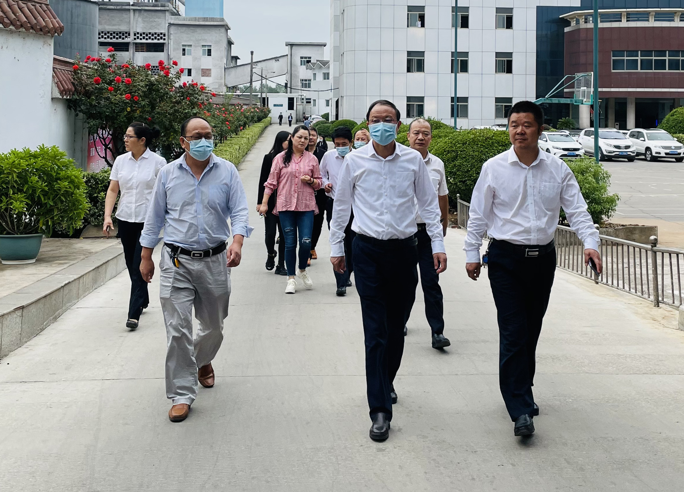 陈刚一行到新洋丰红十字协会办公地点参观.jpg